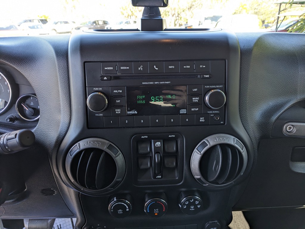 Jeep Wrangler Unlimited Vehicle Full-screen Gallery Image 17