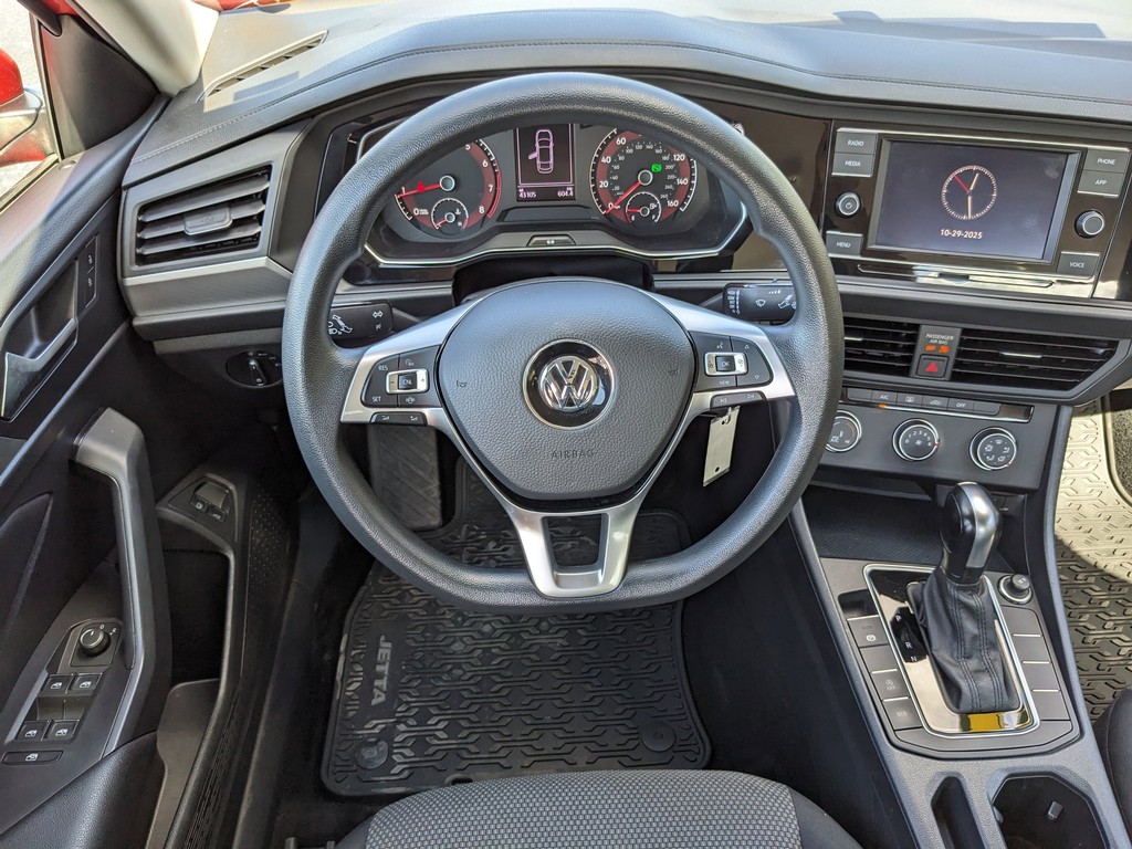 Volkswagen Jetta Vehicle Full-screen Gallery Image 12