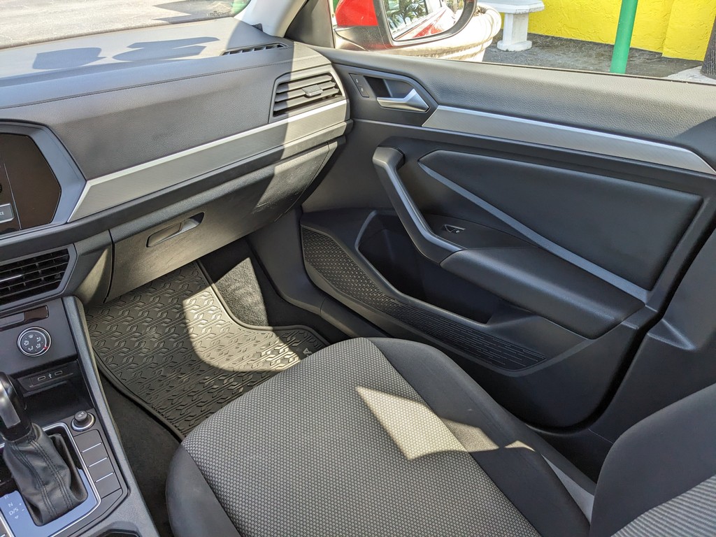 Volkswagen Jetta Vehicle Full-screen Gallery Image 14