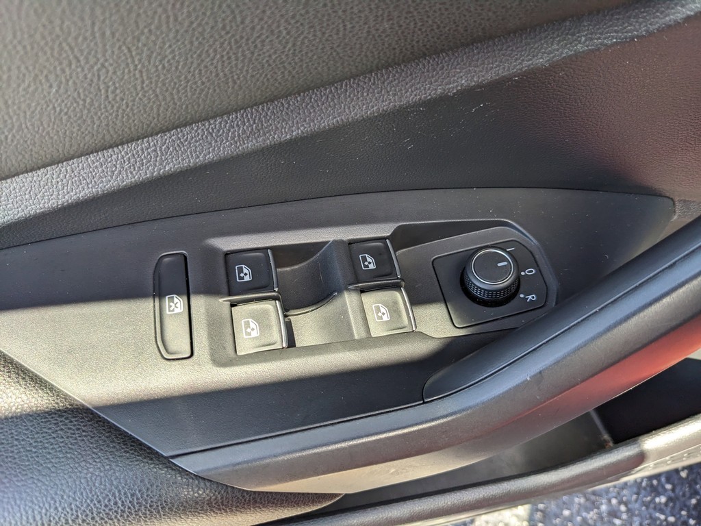 Volkswagen Jetta Vehicle Full-screen Gallery Image 16