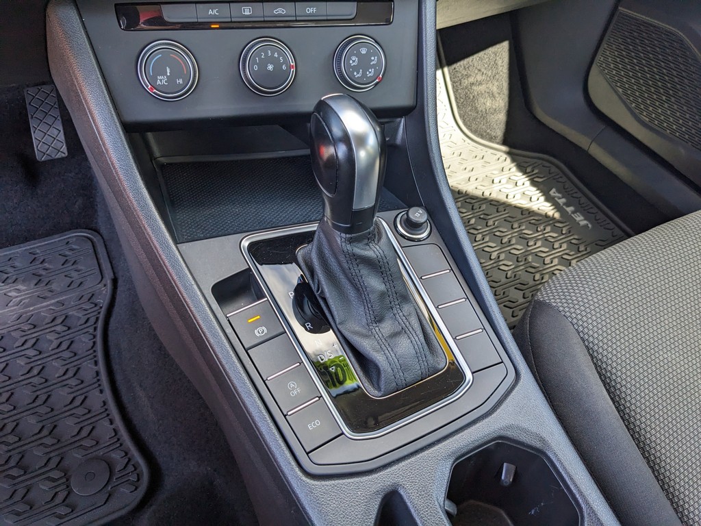 Volkswagen Jetta Vehicle Full-screen Gallery Image 22