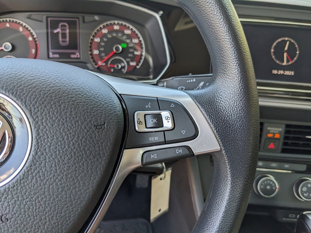 Volkswagen Jetta Vehicle Full-screen Gallery Image 26