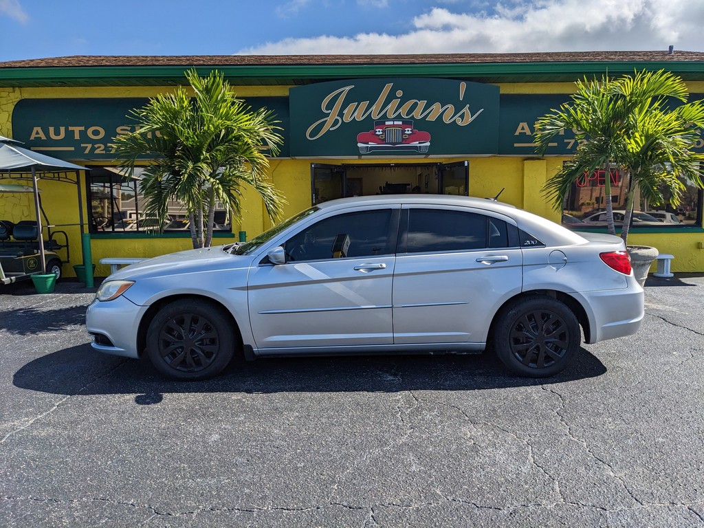 Chrysler 200 Vehicle Full-screen Gallery Image 02