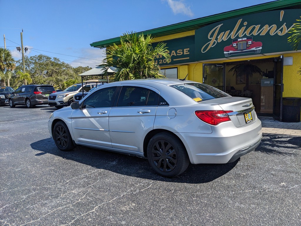 Chrysler 200 Vehicle Full-screen Gallery Image 03