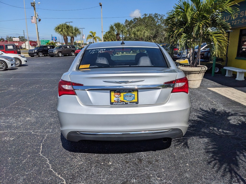 Chrysler 200 Vehicle Full-screen Gallery Image 04