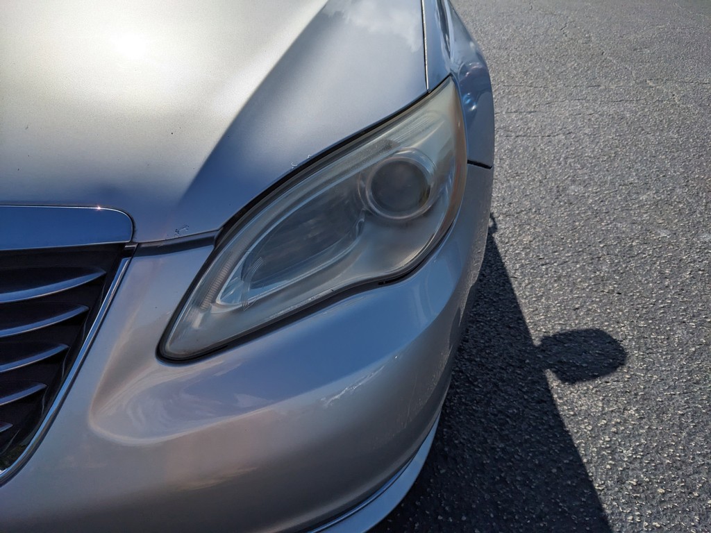 Chrysler 200 Vehicle Full-screen Gallery Image 06