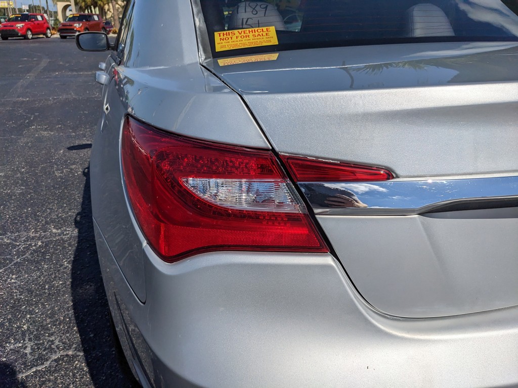 Chrysler 200 Vehicle Full-screen Gallery Image 07