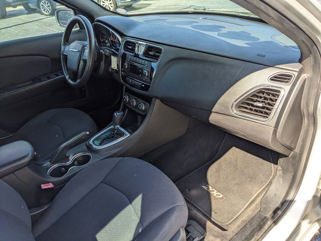 Chrysler 200 Vehicle Full-screen Gallery Image 08