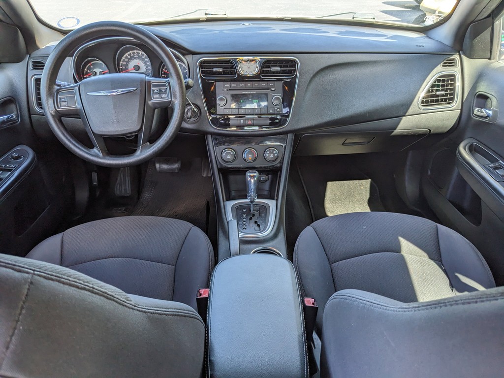 Chrysler 200 Vehicle Full-screen Gallery Image 09