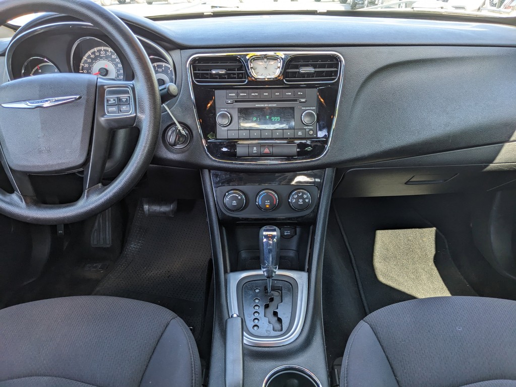 Chrysler 200 Vehicle Full-screen Gallery Image 11