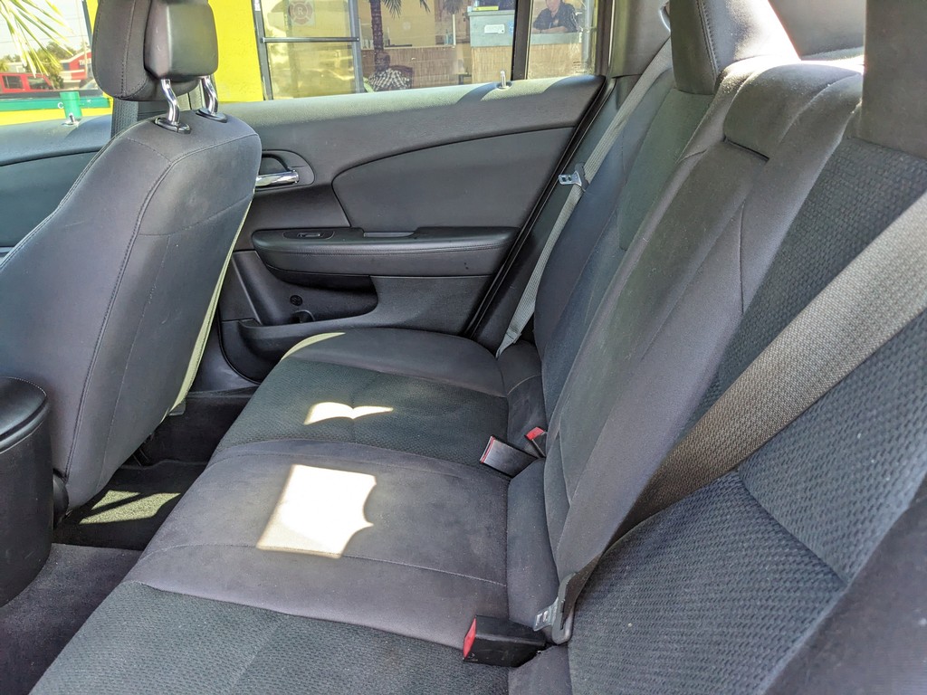 Chrysler 200 Vehicle Full-screen Gallery Image 13