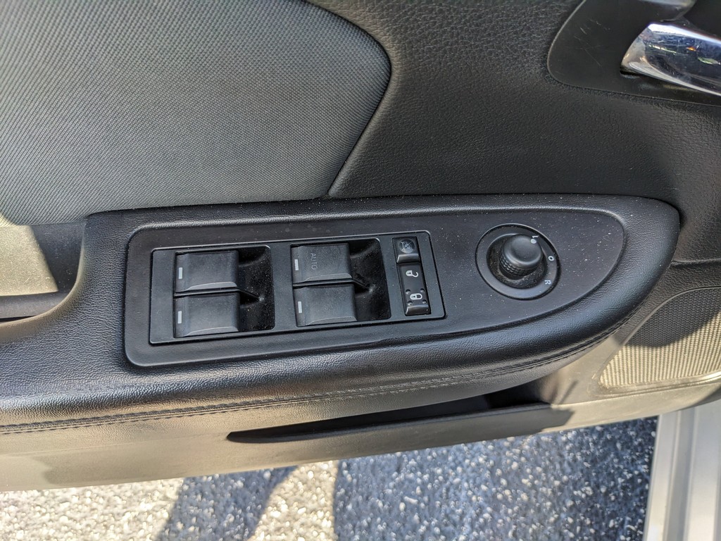 Chrysler 200 Vehicle Full-screen Gallery Image 14