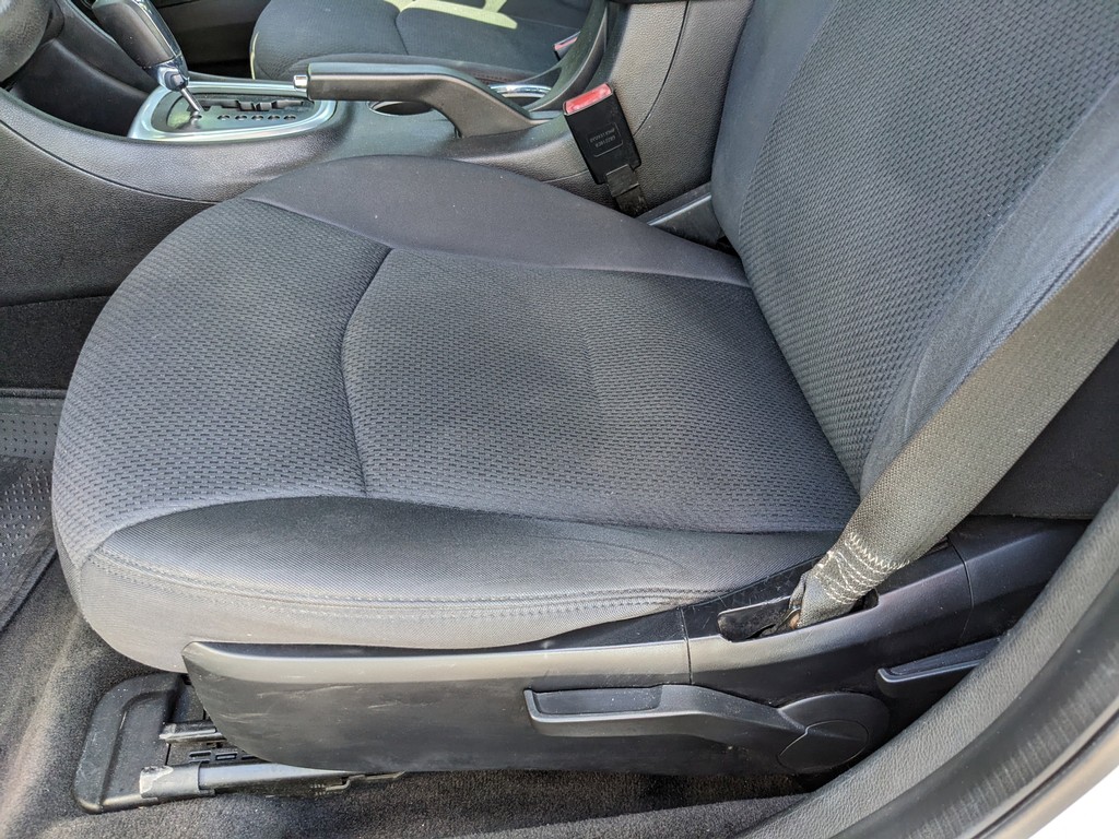 Chrysler 200 Vehicle Full-screen Gallery Image 15