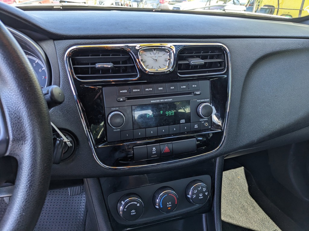 Chrysler 200 Vehicle Full-screen Gallery Image 17