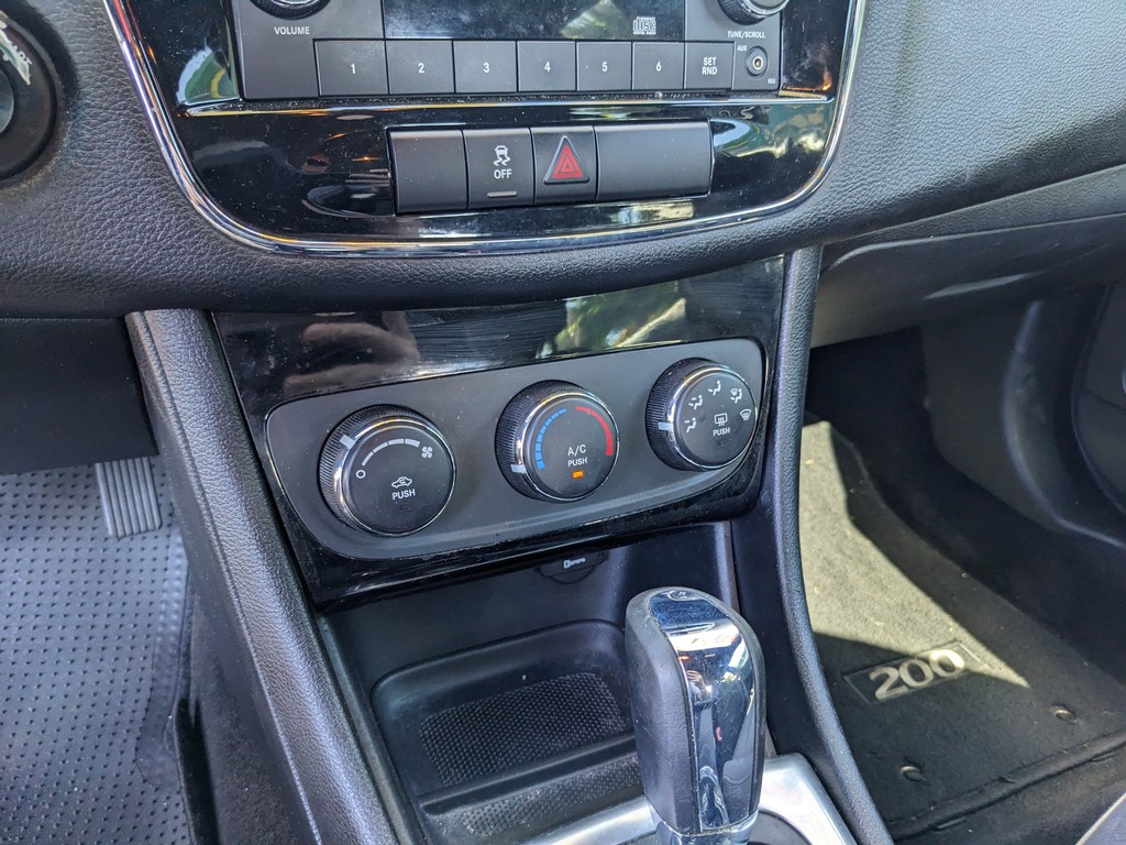 Chrysler 200 Vehicle Full-screen Gallery Image 18