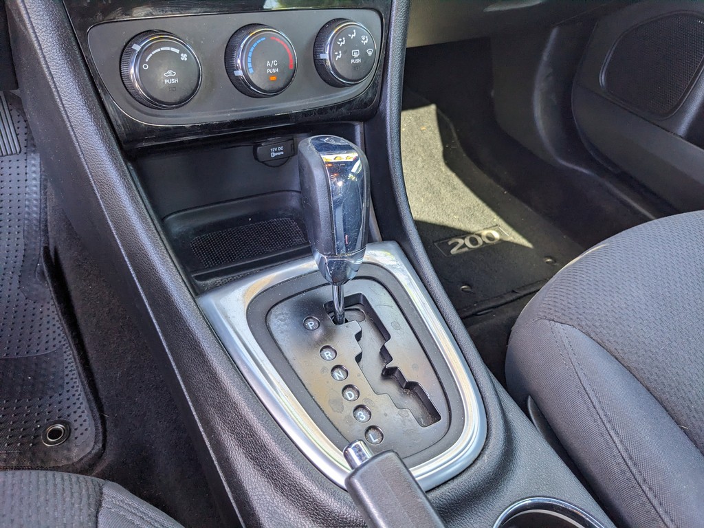 Chrysler 200 Vehicle Full-screen Gallery Image 19