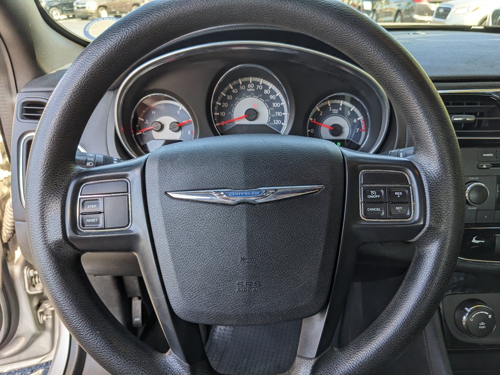 Chrysler 200 Vehicle Full-screen Gallery Image 20