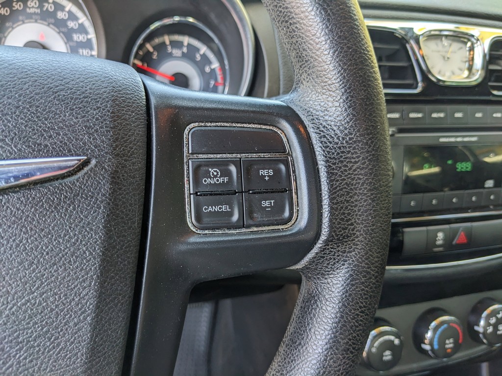 Chrysler 200 Vehicle Full-screen Gallery Image 22