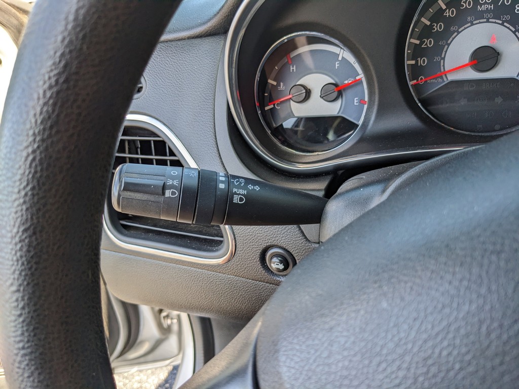 Chrysler 200 Vehicle Full-screen Gallery Image 24