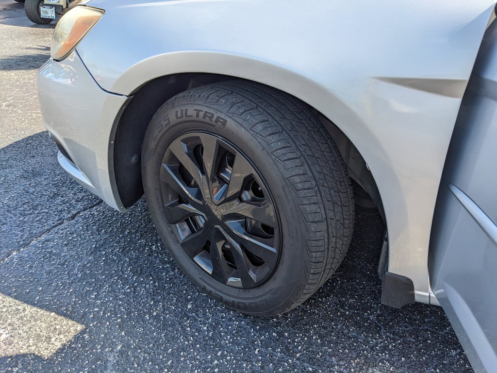 Chrysler 200 Vehicle Full-screen Gallery Image 26