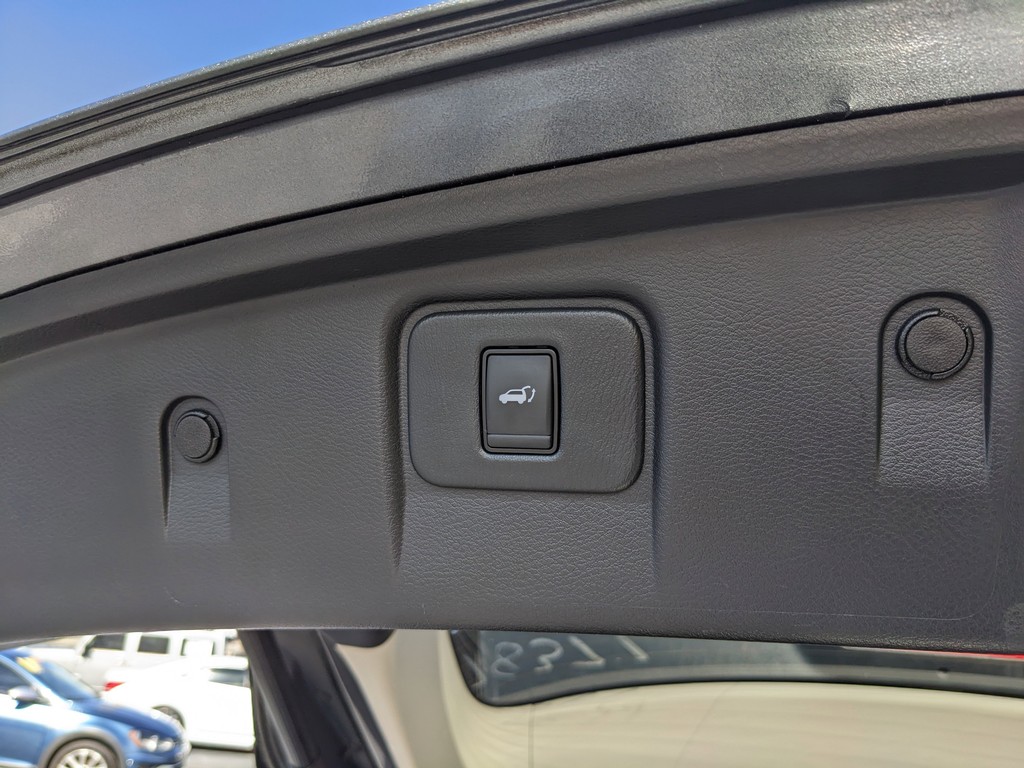 Nissan Murano Vehicle Full-screen Gallery Image 10