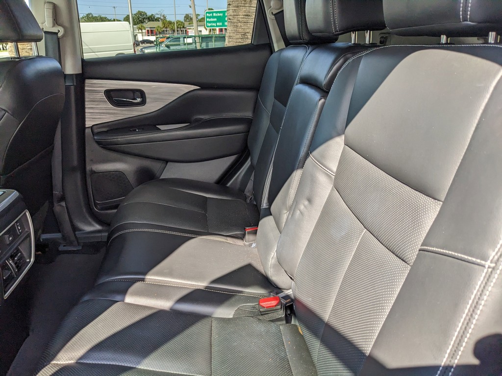 Nissan Murano Vehicle Full-screen Gallery Image 17