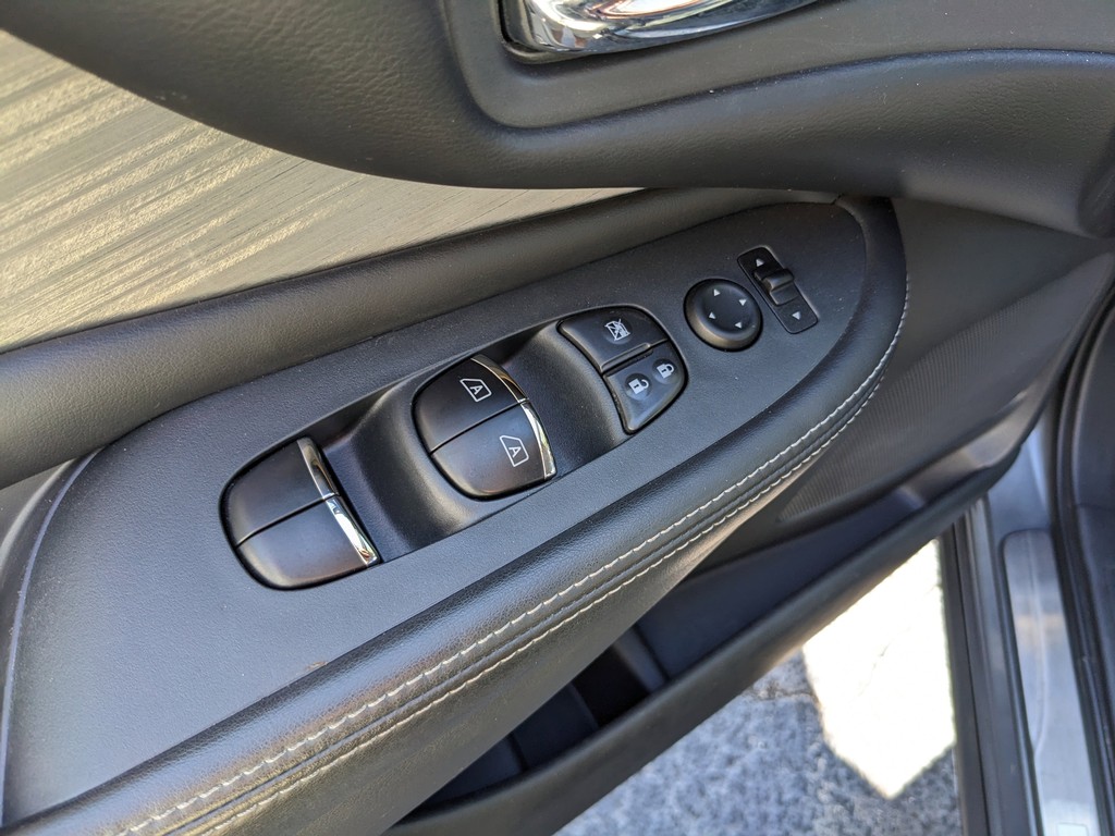 Nissan Murano Vehicle Full-screen Gallery Image 18