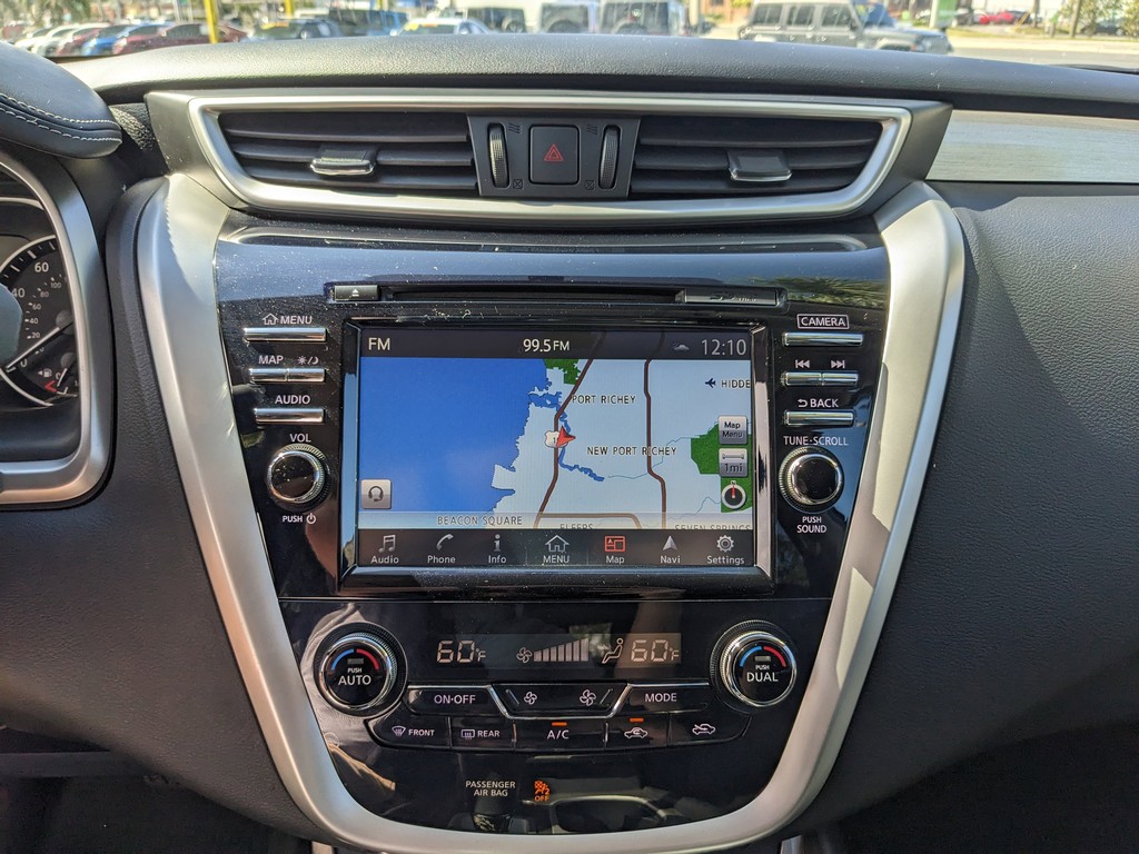 Nissan Murano Vehicle Full-screen Gallery Image 21