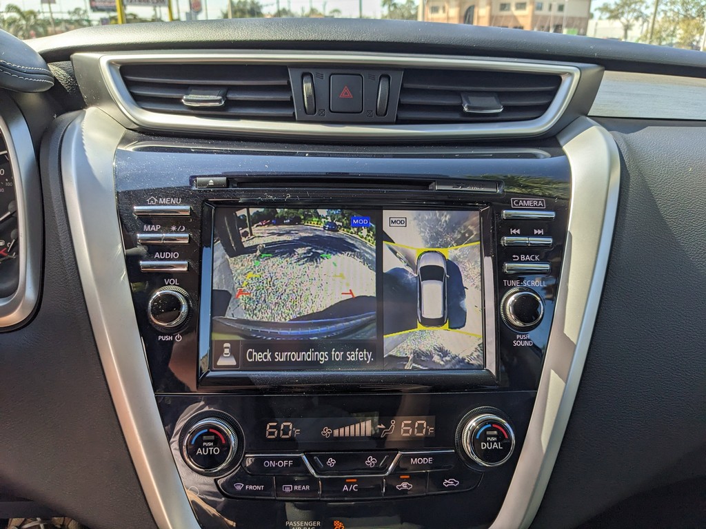 Nissan Murano Vehicle Full-screen Gallery Image 22