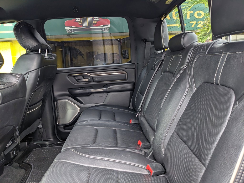 Ram 1500 Vehicle Full-screen Gallery Image 17