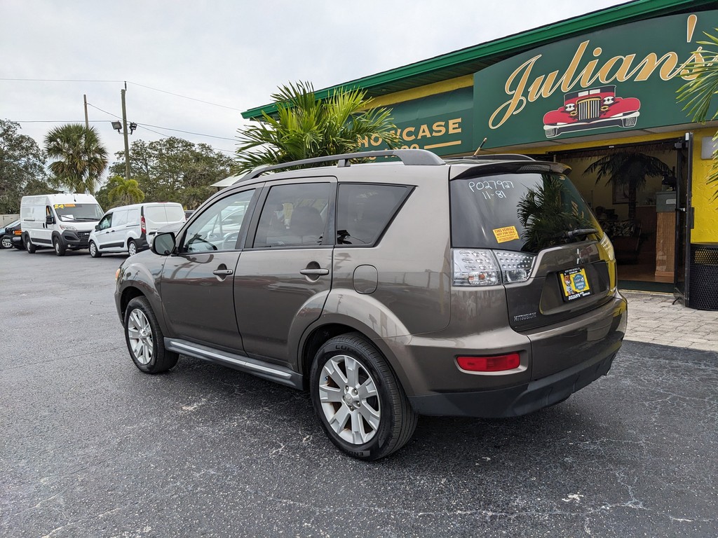 Mitsubishi Outlander Vehicle Full-screen Gallery Image 04