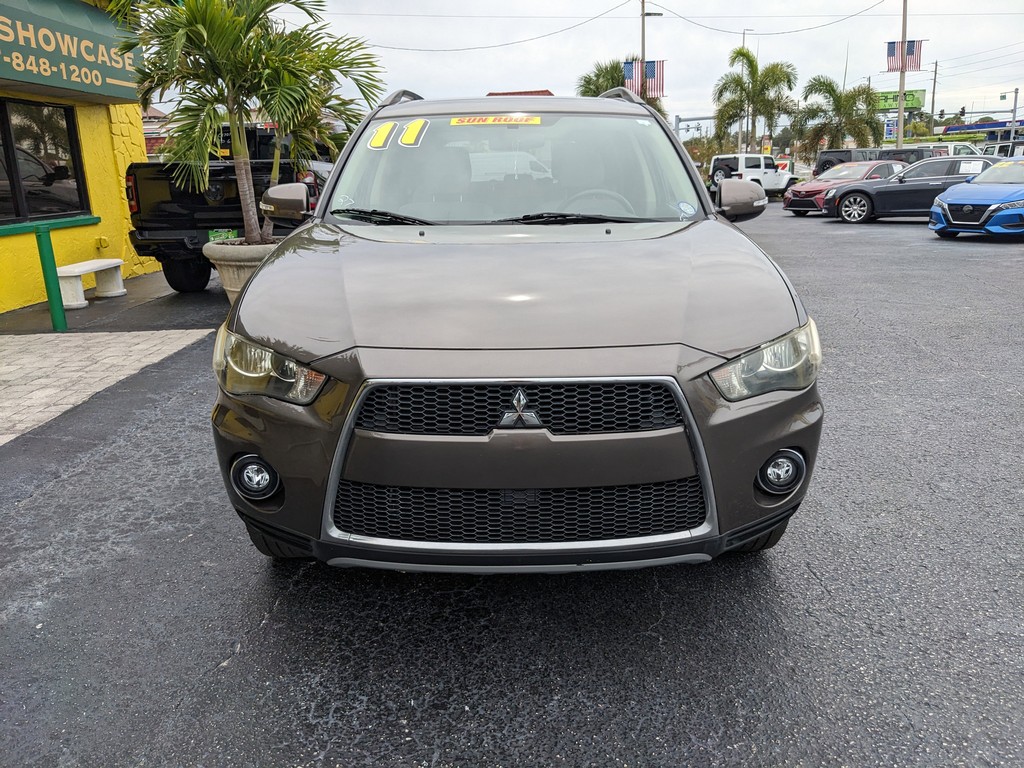 Mitsubishi Outlander Vehicle Full-screen Gallery Image 07