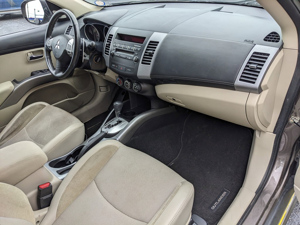 Mitsubishi Outlander Vehicle Full-screen Gallery Image 09