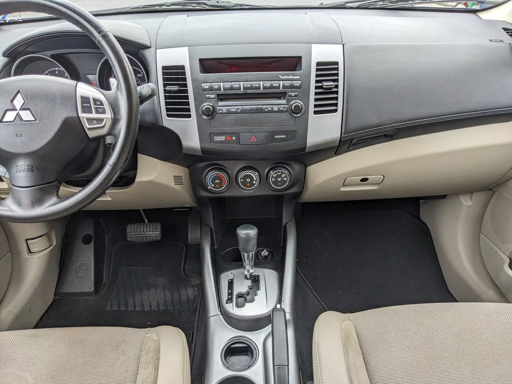Mitsubishi Outlander Vehicle Full-screen Gallery Image 14