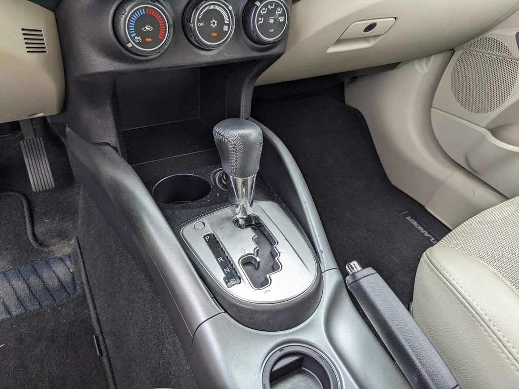 Mitsubishi Outlander Vehicle Full-screen Gallery Image 22