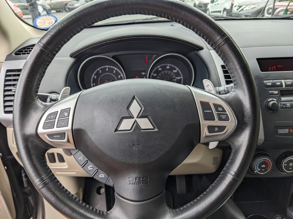 Mitsubishi Outlander Vehicle Full-screen Gallery Image 24