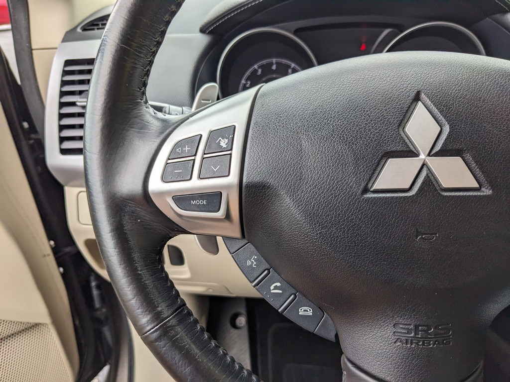 Mitsubishi Outlander Vehicle Full-screen Gallery Image 25