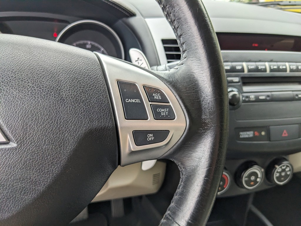 Mitsubishi Outlander Vehicle Full-screen Gallery Image 26