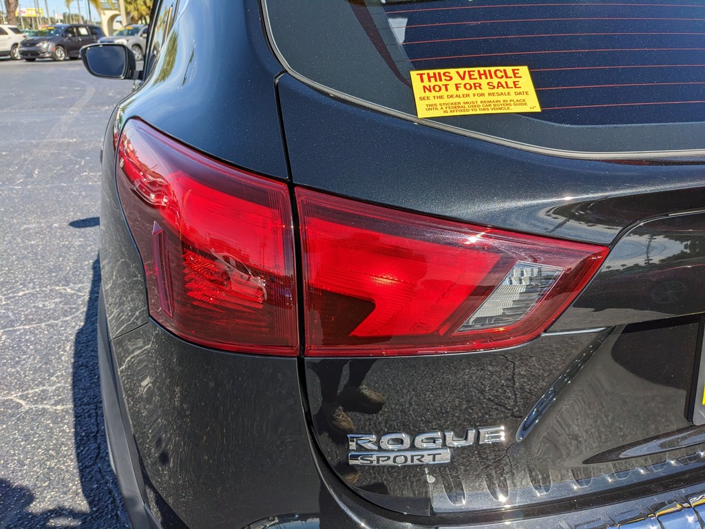 Nissan Rogue Sport Vehicle Full-screen Gallery Image 08