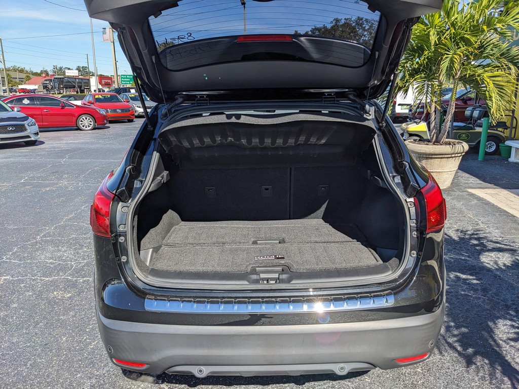 Nissan Rogue Sport Vehicle Full-screen Gallery Image 10