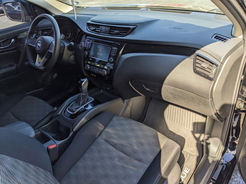 Nissan Rogue Sport Vehicle Full-screen Gallery Image 11