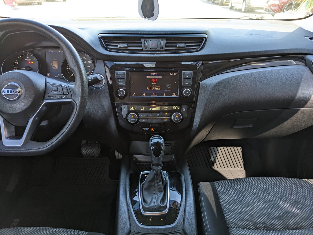 Nissan Rogue Sport Vehicle Full-screen Gallery Image 14