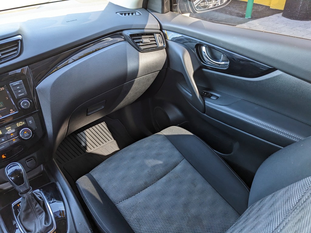 Nissan Rogue Sport Vehicle Full-screen Gallery Image 15