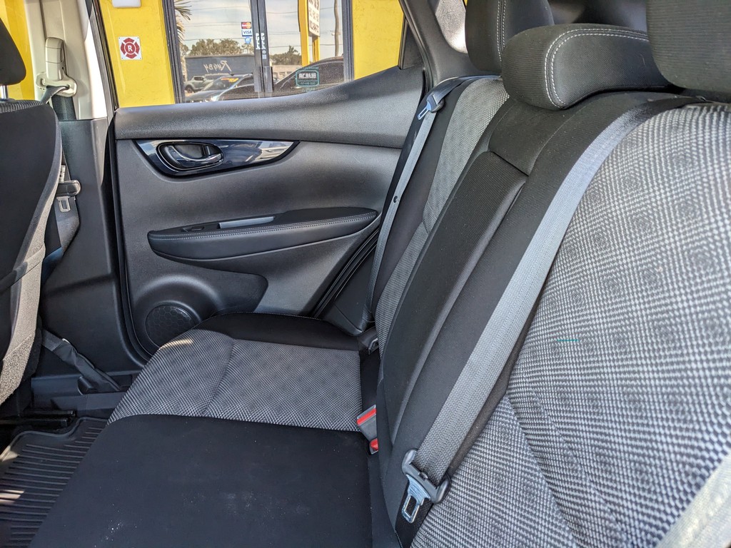 Nissan Rogue Sport Vehicle Full-screen Gallery Image 16