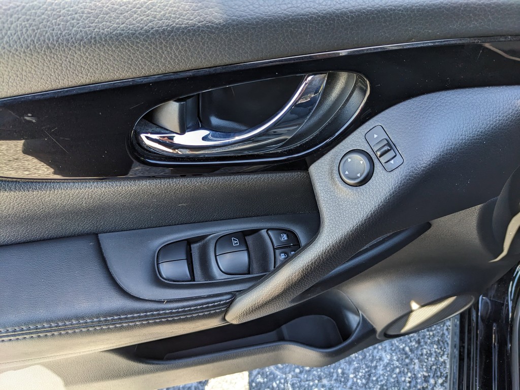 Nissan Rogue Sport Vehicle Full-screen Gallery Image 17