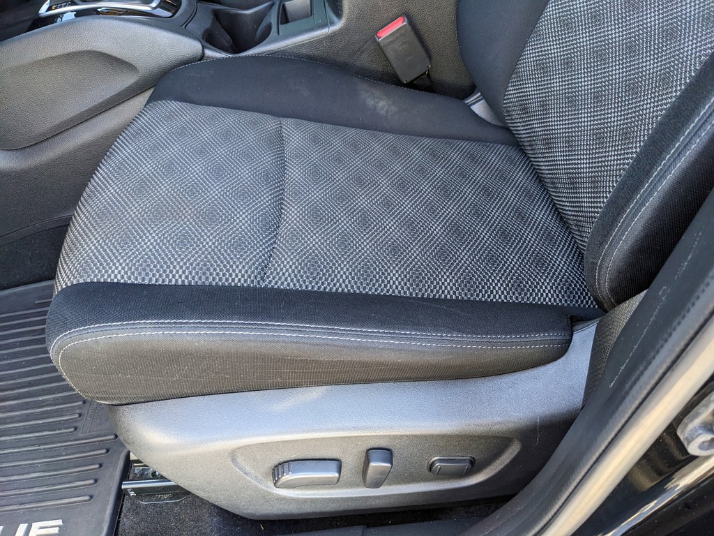 Nissan Rogue Sport Vehicle Full-screen Gallery Image 18