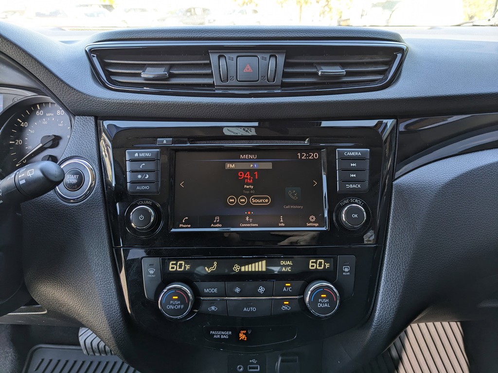 Nissan Rogue Sport Vehicle Full-screen Gallery Image 20