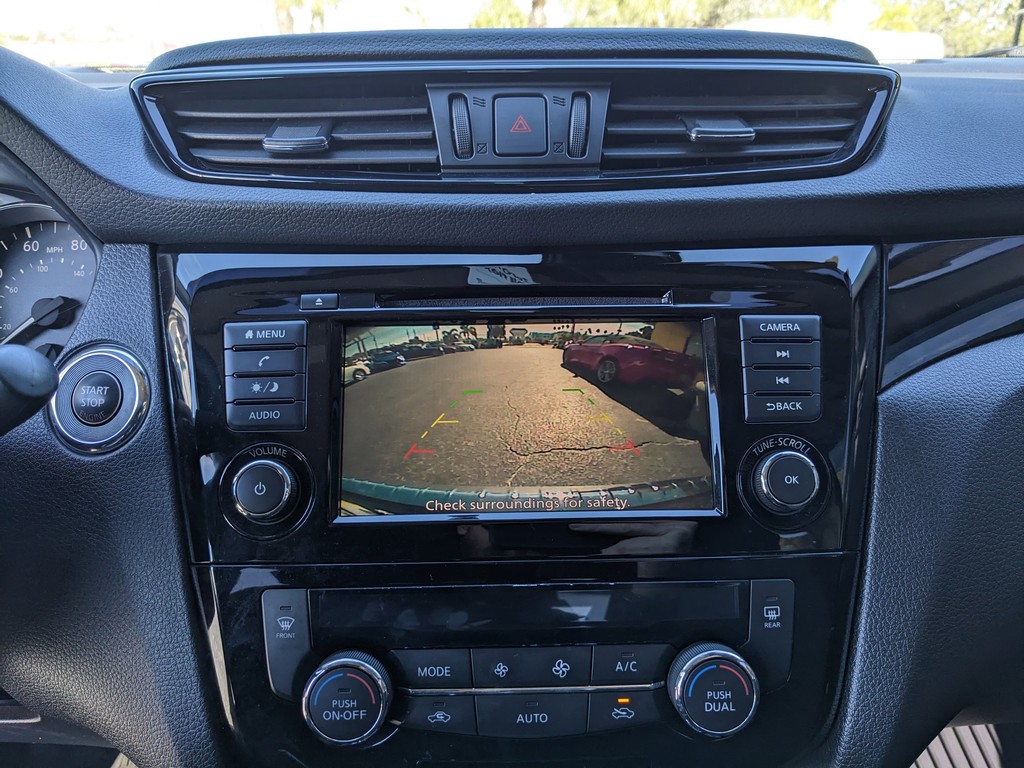 Nissan Rogue Sport Vehicle Full-screen Gallery Image 21