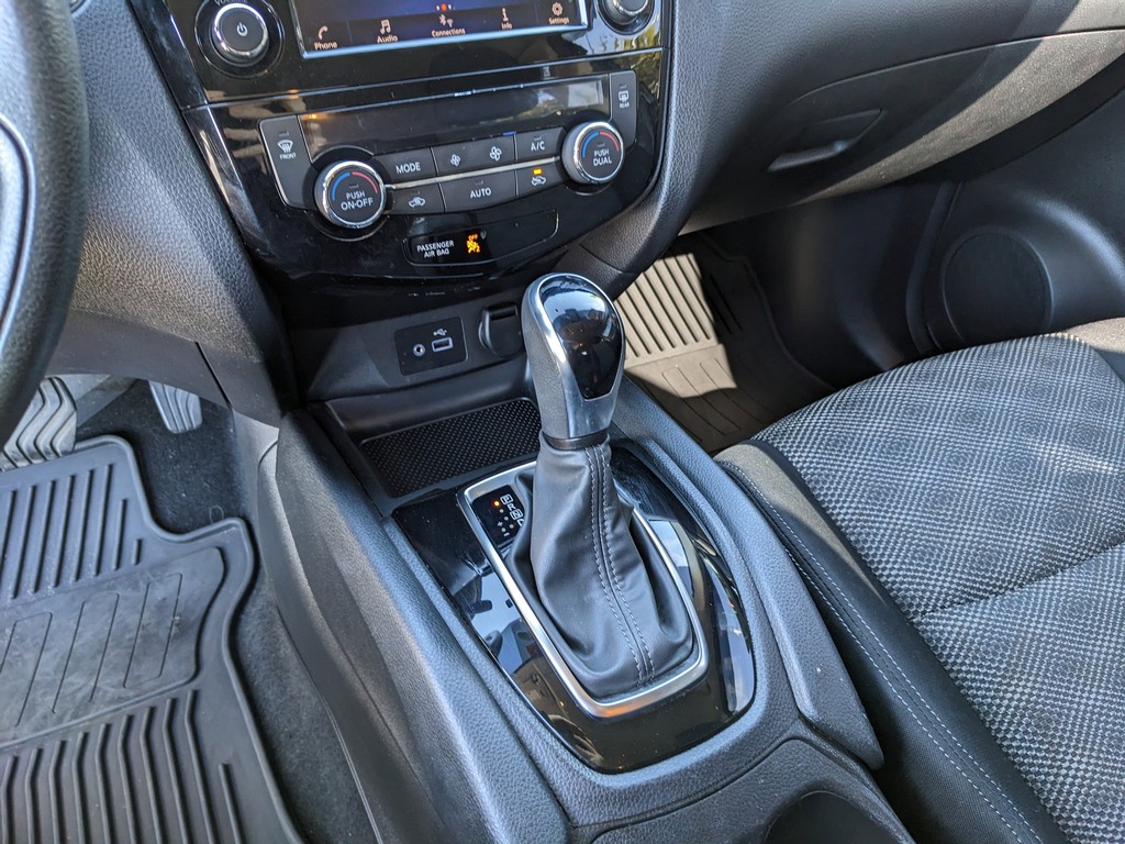 Nissan Rogue Sport Vehicle Full-screen Gallery Image 22