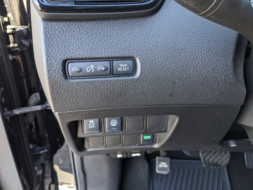 Nissan Rogue Sport Vehicle Full-screen Gallery Image 24